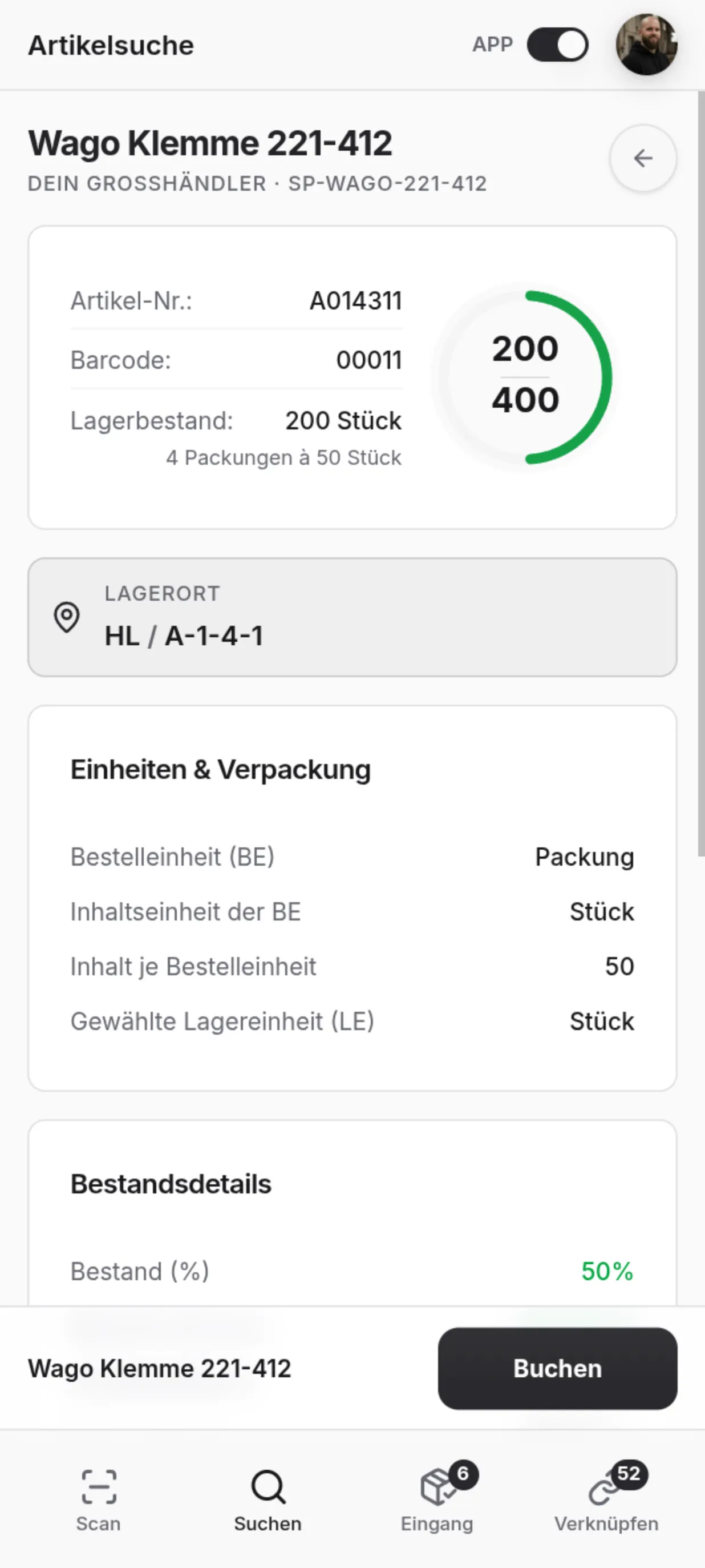 Leeres Regalfach mit Armaturen im Lager