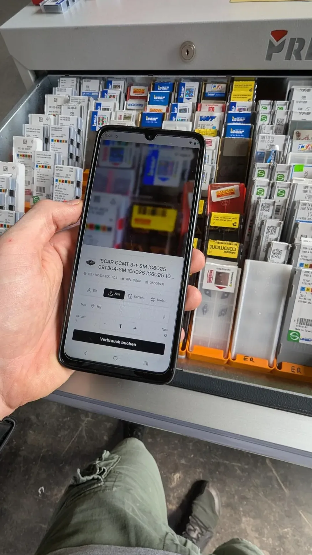 Booking consumption by smartphone scan at a workshop drawer with repleno