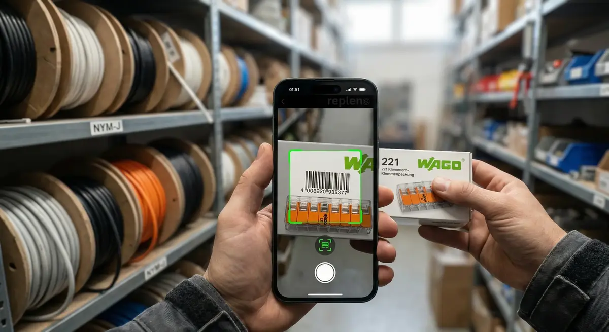 Handwerker scannt Material mit der repleno App